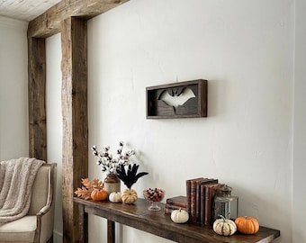 Rustykalna drewniana dekoracja ścienna z wyciętym nietoperzem | Dekoracja na Halloween w wiejskim domu