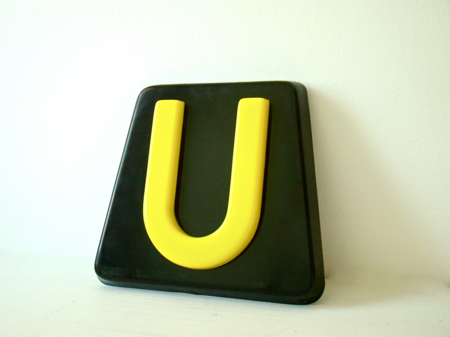 Signe Commercial de Lettre Cru, Industrielle U, Suspendu Mur Noir et Jaune, Décor Personnalisé Pour 