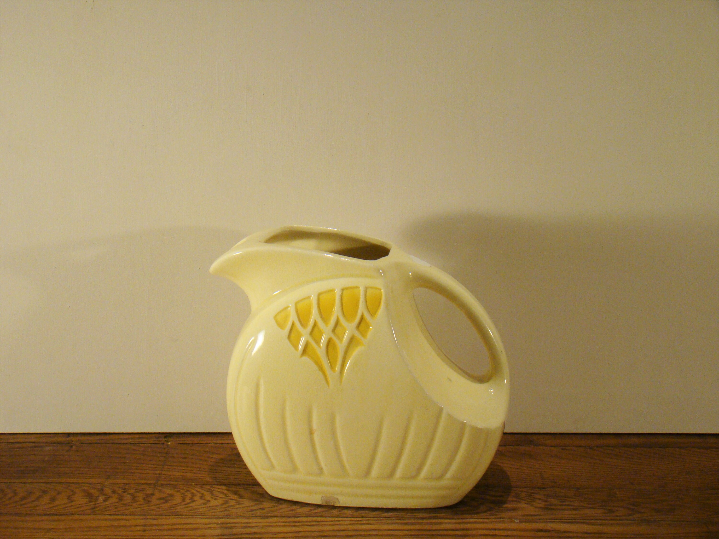 Vintage Roseville Ohio Disc Pitcher, Motif de Relief Style Arts et Métiers en Jaune, Design Encastré