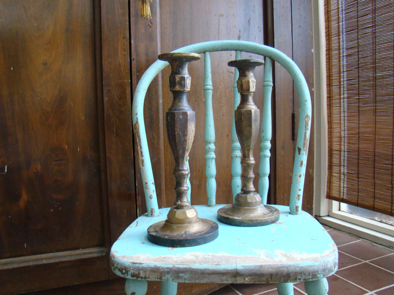 Paire Vintage de Chandeliers en Laiton, Décor Bibliothèque Lourd Vieilli, Dessus Piano, Patine, Chem