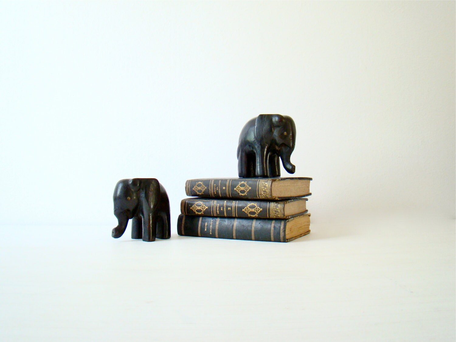 Sculpté à La Main en Bois Vintage Éléphants, Paire de Black Boho-Chic Home Decor