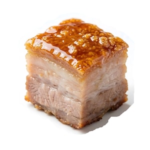 Puede incluir: Un trozo cuadrado de panceta de cerdo asada con piel crujiente de color marrón dorado y capas de carne tierna. La capa superior brilla con un glaseado rico y caramelizado. La carne tiene un aspecto veteado.