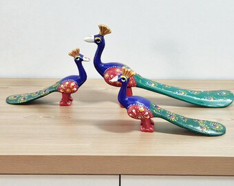 木製のカラフルな孔雀の彫刻、装飾品、木彫り、手描きの孔雀、インドの