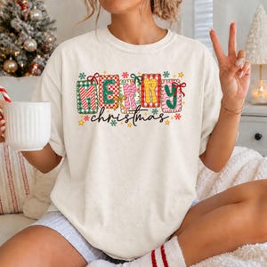 Fröhliche Weihnachten! – T-Shirt mit Patchwork-Motiv, Weihnachtsschleifen-Shirt, süßes Familienweihnachtsgeschenk von Comfort Colors®