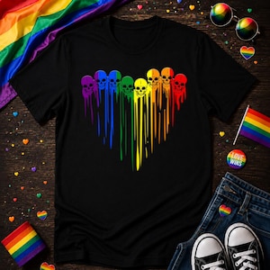 Pode incluir: Camiseta preta com um design de coração arco-íris composto por caveiras. As caveiras são em várias cores, incluindo roxo, azul, verde, amarelo e vermelho. O design tem um efeito de gotejamento, com as cores fluindo para baixo. A camiseta é exibida com acessórios com tema de arco-íris.