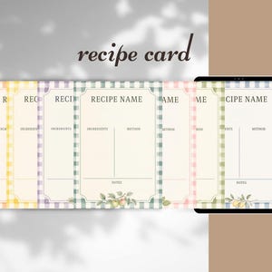 Peut inclure: Un ensemble de fiches de recettes rectangulaires avec une bordure vichy dans diverses couleurs pastel. Chaque fiche comprend des en-têtes imprimés pour le nom de la recette, les ingrédients, la méthode et les notes, avec une illustration botanique.