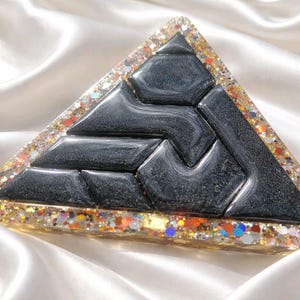 Triangelformad harts hjärnpusselbordsbit unikt objekt presentidé glitter design epoxikonst.