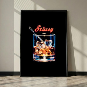 Könnte beinhalten: Gerahmter Kunstdruck mit einem Glas Whisky mit Eiswürfeln und einem Rührstab. Das Wort "Stüssy" ist in roter Schrift über dem Glas auf schwarzem Hintergrund geschrieben. Der Druck wird in einem Raum mit Tageslicht ausgestellt.