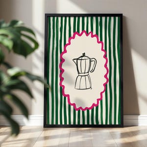 Könnte beinhalten: Ein gerahmter Wandkunstdruck mit einer schwarzen Strichzeichnung einer Espressokanne, zentriert in einem leuchtend pinkfarbenen, gewellten Ovalrahmen. Der Hintergrund besteht aus vertikalen, dunkelgrünen Pinselstrichen auf cremefarbenem Grund.