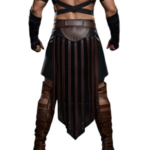 Op de afbeelding: Een bruine en zwarte leren rok met verticale bruine strepen en een zwarte basis. De rok wordt gecombineerd met bruine leren laarzen en zwarte armbeschermers. De outfit heeft een krijger- of gladiatorenthema.