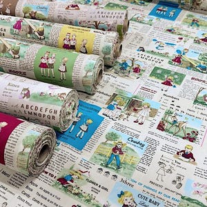 Może przedstawiać: Kilka rolek papieru do pakowania w stylu vintage z nadrukiem gazety. Papier zawiera ilustracje dzieci, zwierząt i tekstu, w tym alfabet i słowa takie jak "Cowboy" i "Books". Paleta kolorów obejmuje odcienie brązu, czerwieni, zieleni i niebieskiego.