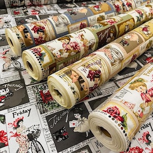 Może przedstawiać: Kilka rolek materiału z motywem vintage gazety i kalendarza. Materiał zawiera ilustracje kobiet, kotów, róż i dni tygodnia. Paleta kolorów obejmuje czerwień, biel, czerń i beż.