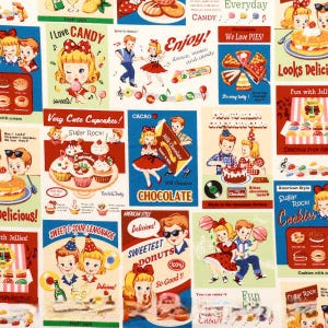 以下が含まれることがあります： カラフルな生地に、お菓子やスイーツのヴィンテージ風イラストが描かれています。「Enjoy!」や「Sweetest Donuts」などのテキストとともに、カップケーキ、ドーナツ、キャンディー、チョコレートの画像が含まれています。全体的なテーマはレトロなキャンディーショップです。