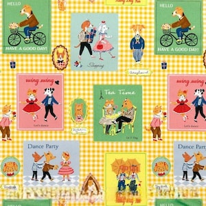 以下が含まれることがあります： さまざまなシーンで描かれた犬と猫のイラストが繰り返されるパターン。イラストには「Hello」、「Have a Good Day!」、「Shopping」、「Tea Time」などのテキストが含まれています。背景は黄色と白のチェック柄です。