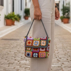 Torebka Grandma Square na szydełku | Kolorowa, patchworkowa torebka | Torebka na ramię w stylu retro hippie | Torebka w stylu boho cottagecore, festiwalowa torebka z klapką, prezent dla niej