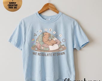 Camiseta Comfort Colors® Boxy para concienciación sobre la neurodiversidad, camiseta "We Regulate At Dawn", regalo para terapeuta ocupacional y logopeda, camiseta de aceptación del autismo.