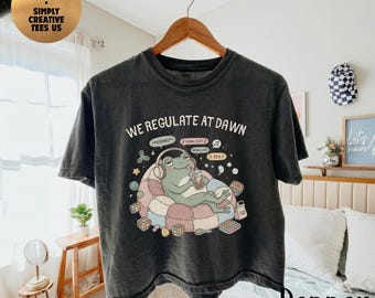 Camiseta Comfort Colors® Boxy para concienciación sobre la neurodiversidad, camiseta "We Regulate At Dawn", regalo para terapeuta ocupacional y logopeda, camiseta de aceptación del autismo.