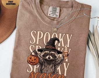 Camiseta Comfort Colors® de mapache para la temporada de Halloween, linda camiseta de mapache bruja, camiseta de Halloween, divertida camiseta de animales para Halloween, regalo de otoño con ambiente espeluznante