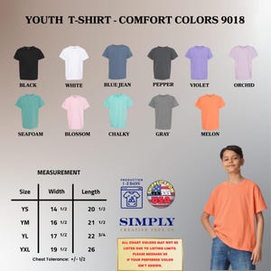 Puede incluir: Una tabla de colores de camisetas juveniles que muestra once opciones, incluyendo negro, blanco, azul jean, pimienta, violeta, orqu&iacute;dea, espuma de mar, flor, tiza, gris y mel&oacute;n. Una tabla de medidas enumera anchos y largos en pulgadas para tallas YS a YXL.