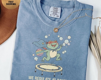 Camiseta Comfort Colors® de concienciación sobre la neurodiversidad, camiseta "We Regulate At Dawn", regalo para terapeuta ocupacional y logopeda, camiseta de aceptación del autismo.