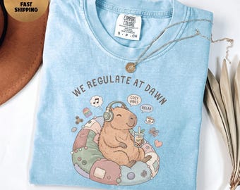 Camiseta Comfort Colors® de concienciación sobre la neurodiversidad, camiseta "We Regulate At Dawn", regalo para terapeuta ocupacional y logopeda, camiseta de aceptación del autismo.