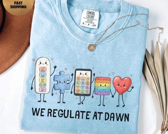 Camiseta Comfort Colors® de concienciación sobre la neurodiversidad, camiseta "We Regulate At Dawn", regalo para terapeuta ocupacional y logopeda, camiseta de aceptación del autismo.