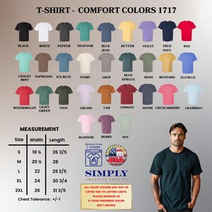 Puede incluir: Una carta de colores para camisetas Comfort Colors 1717 que muestra 30 muestras de color con nombres como Black, White, Pepper, Seafoam y otros. Incluye una tabla de medidas en pulgadas y una persona con una camiseta oscura y texto.