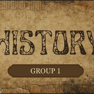 Könnte beinhalten: Grafik im Vintage-Stil mit dem Wort „HISTORY“ in verwitterten braunen Buchstaben. Darunter steht in einem braunen Banner „GROUP 1“. Der Hintergrund ist strukturiert mit einem pergamentartigen Aussehen, mit einer Sonnenillustration und einer Laterne.