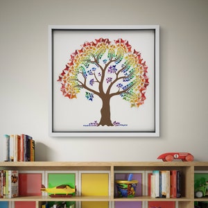 Puede incluir: Una obra de arte enmarcada que presenta un diseño de árbol compuesto por mariposas de colores. El tronco y las ramas del árbol son marrones, mientras que las hojas están formadas por mariposas rojas, naranjas, amarillas, verdes, azules y moradas. La obra está enmarcada en blanco.