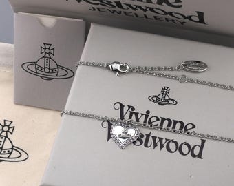 Collana Vivienne Westwood in scatola, ciondolo a forma di cuore con Saturno e zirconi in argento 925, ideale come regalo.