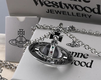 Collana Vivienne Westwood, ciondolo grande Saturno in argento 925 con zirconi, in confezione regalo.