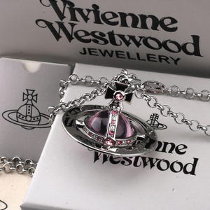 Naszyjnik Vivienne Westwood w pudełku, duży złoty wisiorek Saturn z różowymi cyrkoniami, prezent.