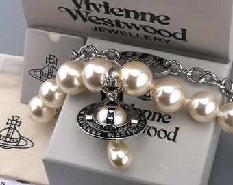Collana di perle Vivienne Westwood, ciondolo Saturno in argento 925 con perla, in confezione regalo.
