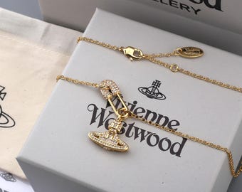 Collier Vivienne Westwood dans sa boîte, pendentif Saturne CZ en or, cadeaux.