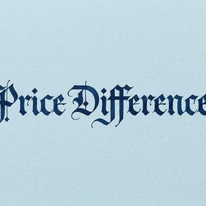 Può includere: Il testo Price Difference è scritto in un carattere calligrafico gotico ornato di colore blu scuro. Le lettere sono centrate su uno sfondo blu chiaro a tinta unita, creando una visualizzazione ad alto contrasto delle due parole.