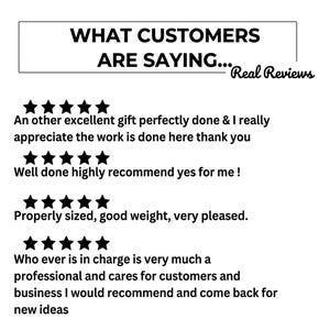 Peut inclure: Un affichage graphique intitul&eacute; WHAT CUSTOMERS ARE SAYING... Real Reviews, pr&eacute;sentant quatre rang&eacute;es de cinq &eacute;toiles noires repr&eacute;sentant des &eacute;valuations. Chaque ligne inclut des commentaires clients : An other excellent gift perfectly done, Well done highly recommend, Properly sized, good weight, very pleased, et Who ever is in charge is very much a professional.