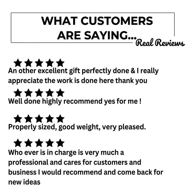 Peut inclure: Un affichage graphique intitul&eacute; WHAT CUSTOMERS ARE SAYING... Real Reviews, pr&eacute;sentant quatre rang&eacute;es de cinq &eacute;toiles noires repr&eacute;sentant des &eacute;valuations. Chaque ligne inclut des commentaires clients : An other excellent gift perfectly done, Well done highly recommend, Properly sized, good weight, very pleased, et Who ever is in charge is very much a professional.
