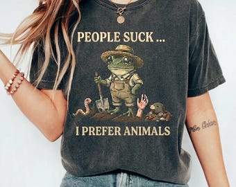 T-shirt J'enterre des choses, cadeau de jardinier grenouille, t-shirt graphique True Crime Plant Mom, chemise cottagecore grenouille sarcastique tenue rétro