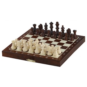 Könnte beinhalten: Ein hölzernes Schachspiel mit einer dunkelbraunen, aufklappbaren Box. Das Schachbrett hat ein Raster aus abwechselnd hellen und dunklen Feldern. Schachfiguren sind platziert, mit hellen Figuren auf der einen und dunkelbraunen Figuren auf der anderen Seite.