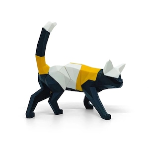 Könnte beinhalten: Eine geometrische Katzenskulptur in Schwarz, Weiß und Gelb. Die Katze wird in einer Laufpose mit erhobenem Schwanz dargestellt. Die Skulptur hat ein modernes, eckiges Design, wobei die Farben in verschiedenen Abschnitten angeordnet sind.