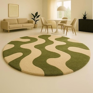 Könnte beinhalten: Ein runder Teppich mit einem wellenförmigen Muster in Olivgrün und Creme. Der Teppich befindet sich in einem Wohnzimmer mit Sofa, Stühlen und einem Tisch. Das Design des Teppichs verleiht der Raumdekoration einen Retro-Touch.