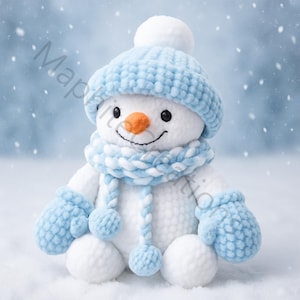 Puede incluir: Un muñeco de nieve de peluche hecho a mano con gorro, bufanda y mitones de punto azul claro. El muñeco de nieve tiene una nariz de zanahoria, ojos de botón negros y una sonrisa cosida. Ideal para decoración invernal.