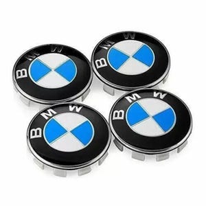 Op de afbeelding: Vier zwarte en zilveren BMW wieldopjes. Elke dop heeft het BMW-logo: een blauw-witte, gesegmenteerde cirkel in een zwarte ring, met de BMW-letters rond de rand.