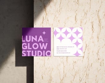 Plantilla de tarjeta de presentación cuadrada morada / Diseño moderno de Canva (65 x 65 mm)