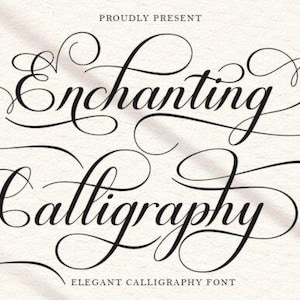 Puede incluir: Elegante diseño de fuente de caligrafía negra con las palabras "Enchanting Calligraphy" sobre un fondo texturizado blanquecino. El texto también incluye "Proudly Present" y "Elegant Calligraphy Font".