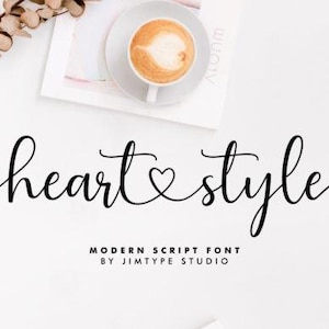 Könnte beinhalten: Weißer Hintergrund mit den Worten "heart style" in eleganter schwarzer Schrift. Ein Herzsymbol ersetzt das "o" in "heart". Der Text "Modern Script Font by Jimtype Studio" steht darunter. Eine Tasse Kaffee steht auf einer Untertasse.