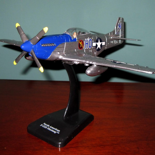 P-51D mustang WW2 Kampfflugzeug m/Squadron Aufkleber - kann 3 verschiedene Darstellungsmöglichkeiten bieten. Zusammengebaut mit Bonus