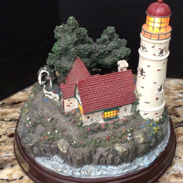 Thomas Kinkade Fantasy LIGHTHOUSE MODEL "Beacon of Hope" Lights up. Batteries included.