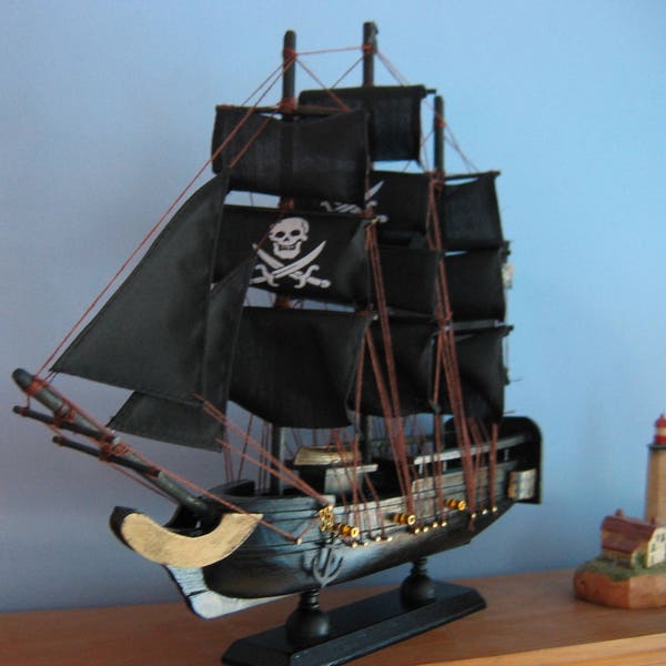 Maquette de bateau en bois bateau pirate avec bordure dorée Jolly Rogers de 37,6 cm de long ENTIÈREMENT assemblée