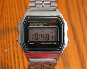 Retro Vintage Digital LCD watch. Multi-Function Alarm/Chronograph WR Excellent running w/fresh  battery and velour pouch!